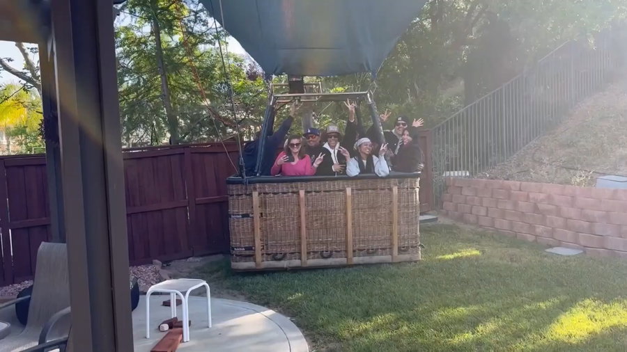 כדור פורח בחצר הבית