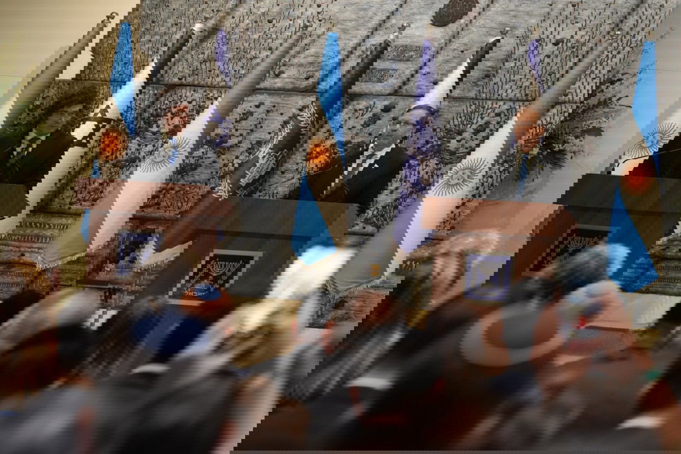 עם עוגיות: כך קיבל נשיא ארגטינה מיליי את העיטור האזרחי הגבוה ביותר