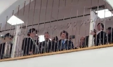 נופף בהתרגשות מלמעלה והתקבל בטקס יוצא דופן: נשיא ארגנטינה חאבייר מיליי בישיבת חברון | צפו