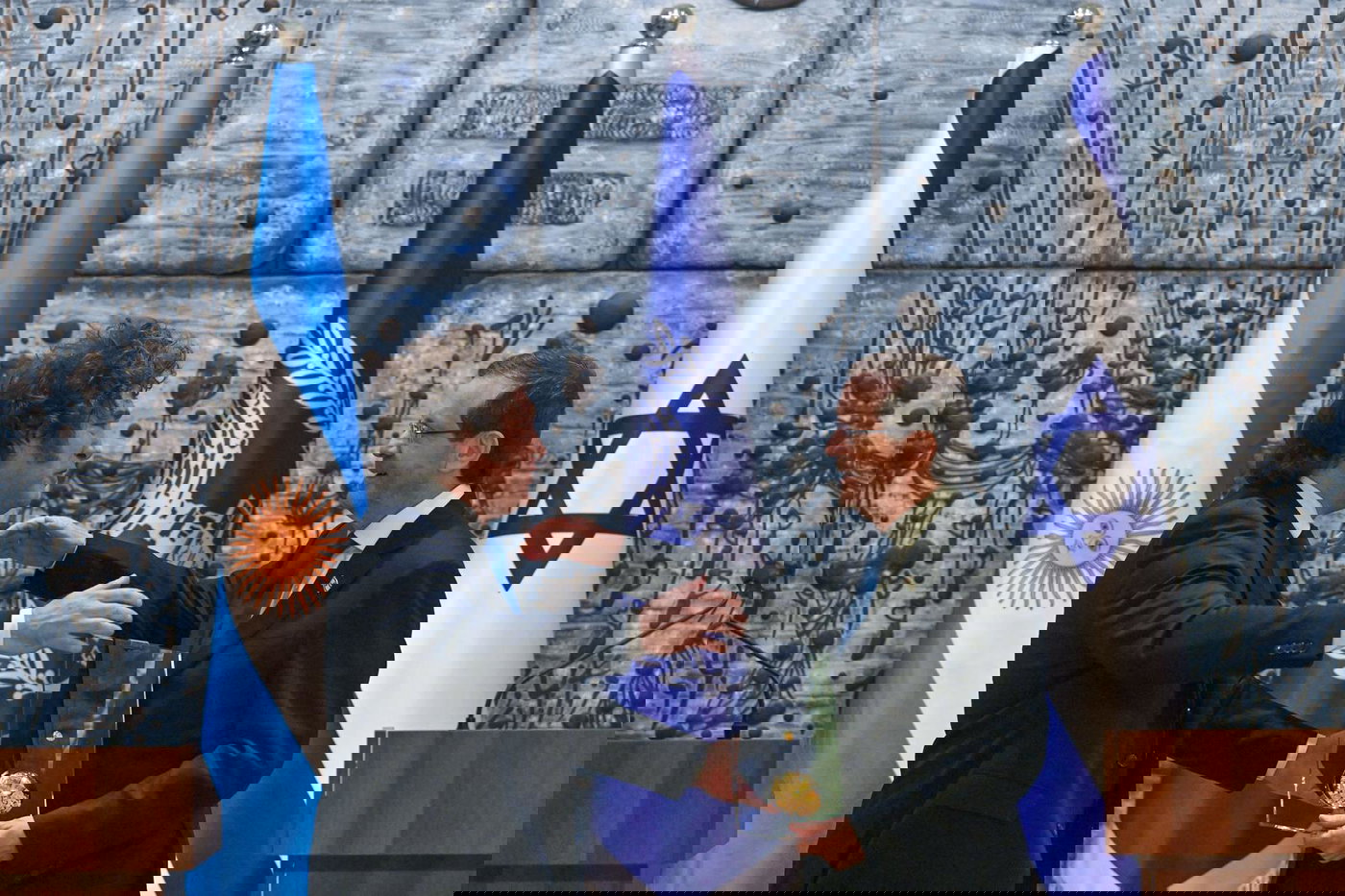 עם עוגיות: כך קיבל נשיא ארגטינה מיליי את העיטור האזרחי הגבוה ביותר