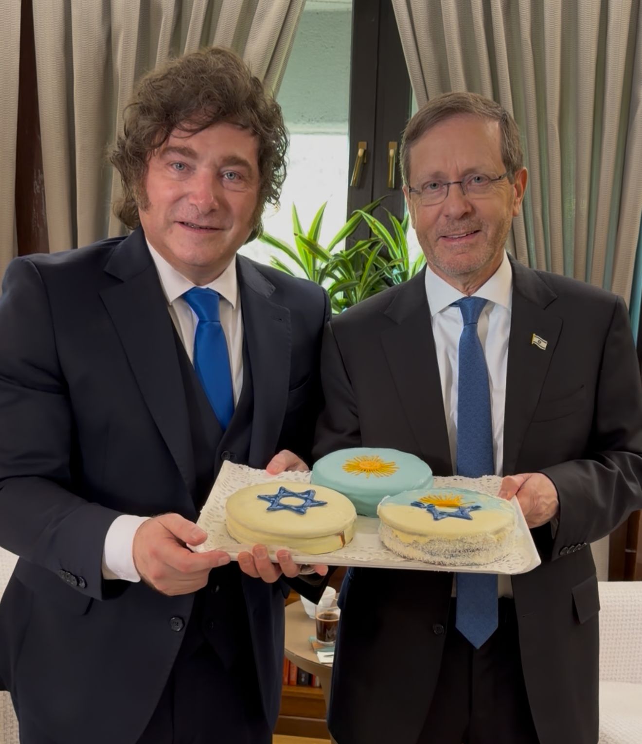 הנשיאים אוחזים בעוגיות עם דגלי המדינות