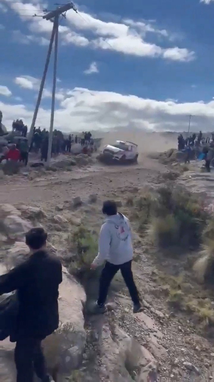 רכב מרוץ התהפך באוויר אל תוך הקהל 