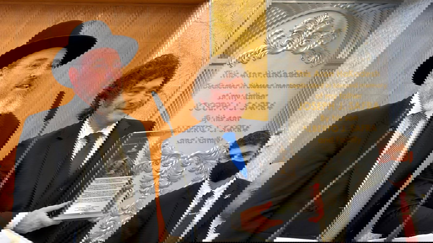 נופף בהתרגשות מלמעלה והתקבל בטקס יוצא דופן: נשיא ארגנטינה חאבייר מיליי בישיבת חברון | צפו