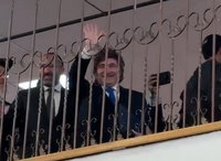 נופף בהתרגשות מלמעלה והתקבל בטקס יוצא דופן: נשיא ארגנטינה חאבייר מיליי בישיבת חברון | צפו