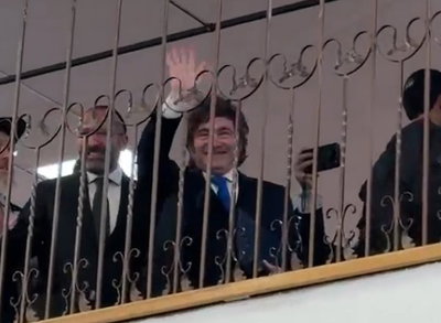 נופף בהתרגשות מלמעלה והתקבל בטקס יוצא דופן: נשיא ארגנטינה חאבייר מיליי בישיבת חברון | צפו