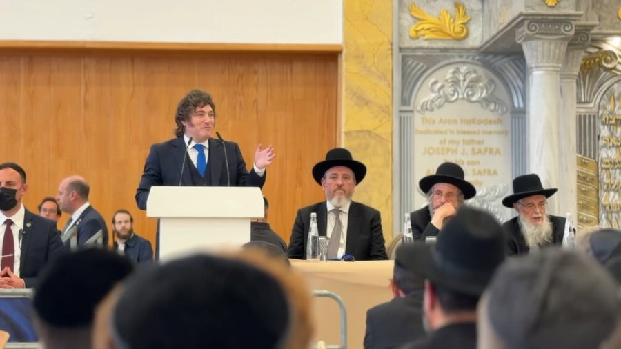 מיליי נושא דברים בטקס לכבודו