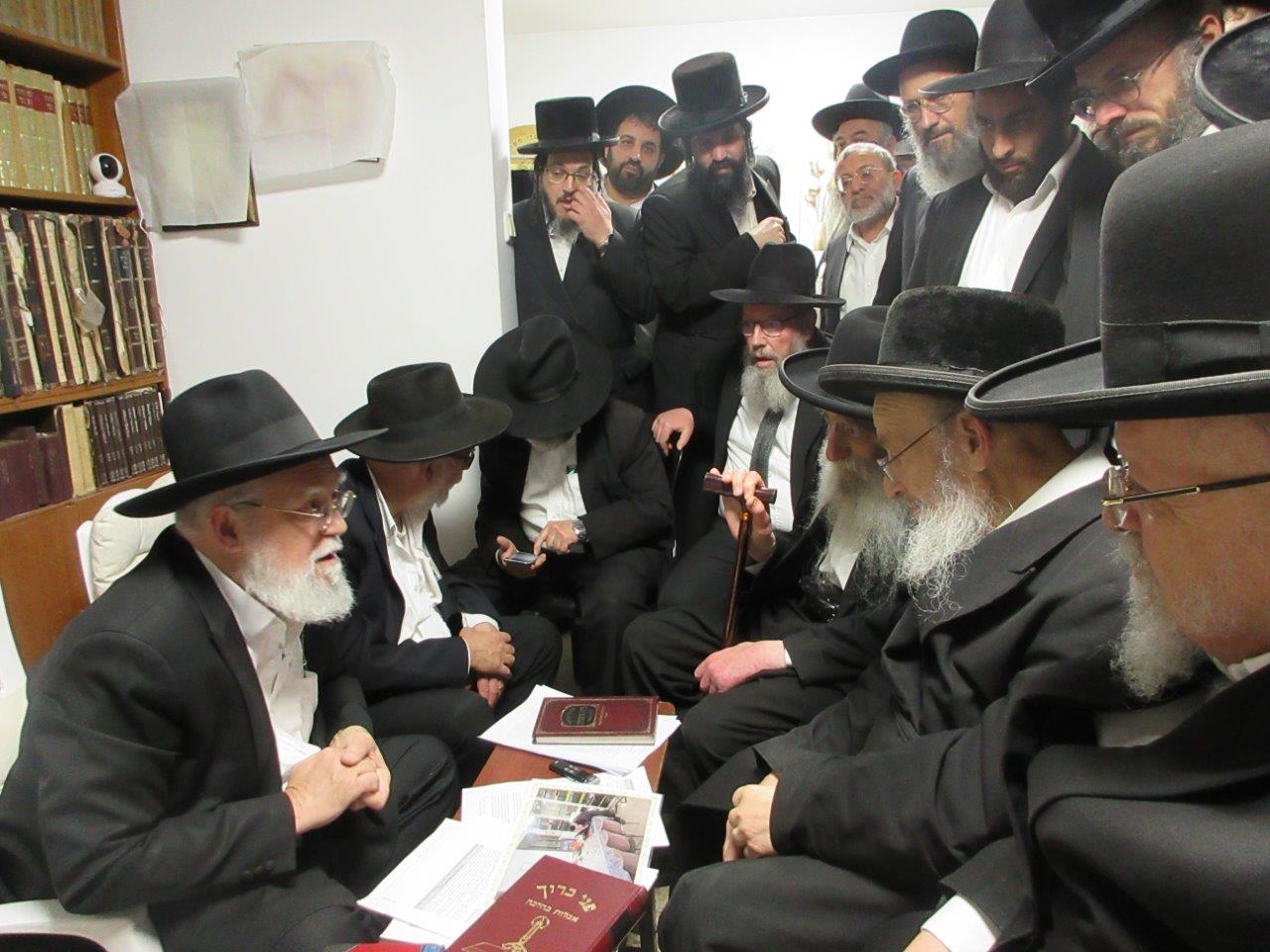 ניחום אבלים בבית אצל בני הגאון רבי אברהם אלטמן זצ''ל