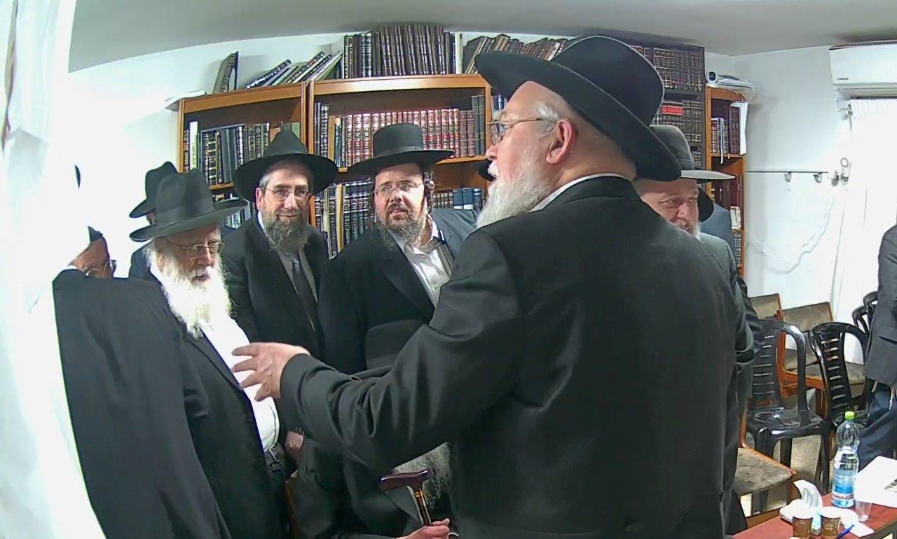 ניחום אבלים בבית אצל בני הגאון רבי אברהם אלטמן זצ''ל