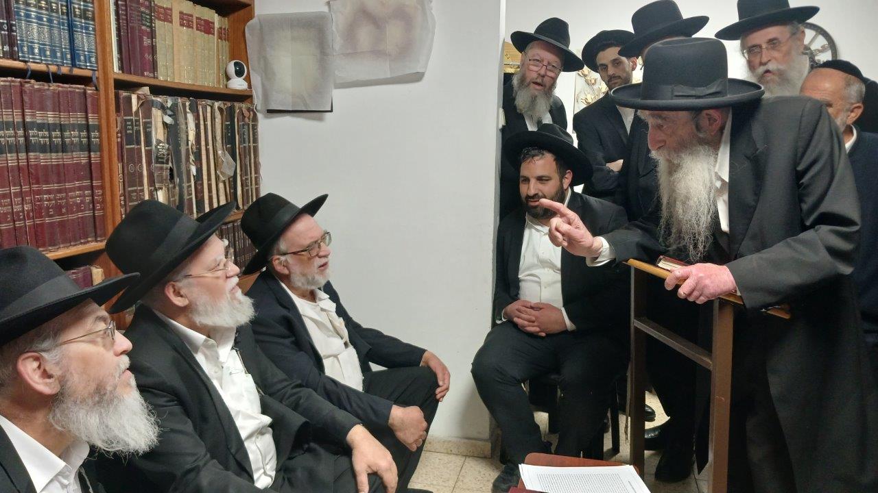 ניחום אבלים בבית אצל בני הגאון רבי אברהם אלטמן זצ''ל