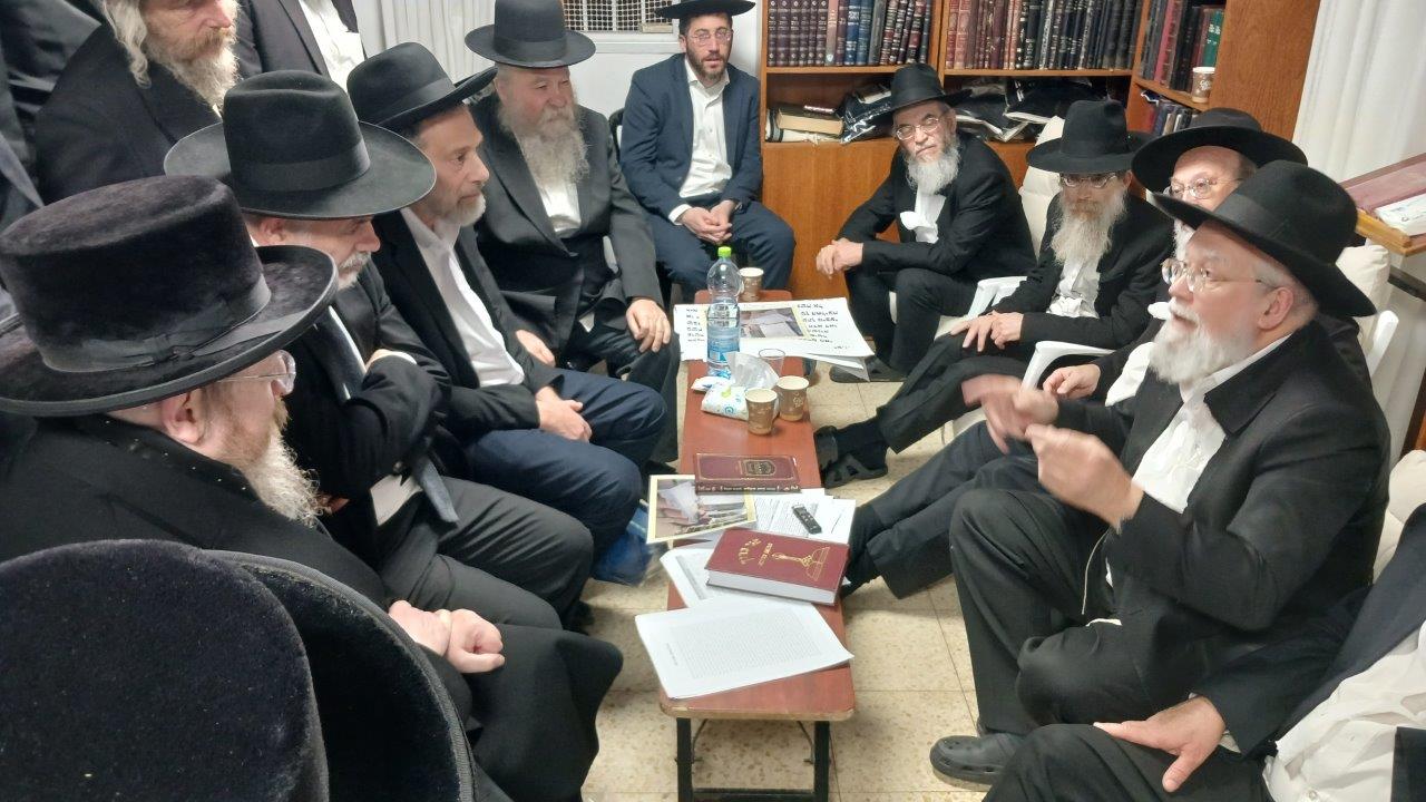 ניחום אבלים בבית אצל בני הגאון רבי אברהם אלטמן זצ''ל