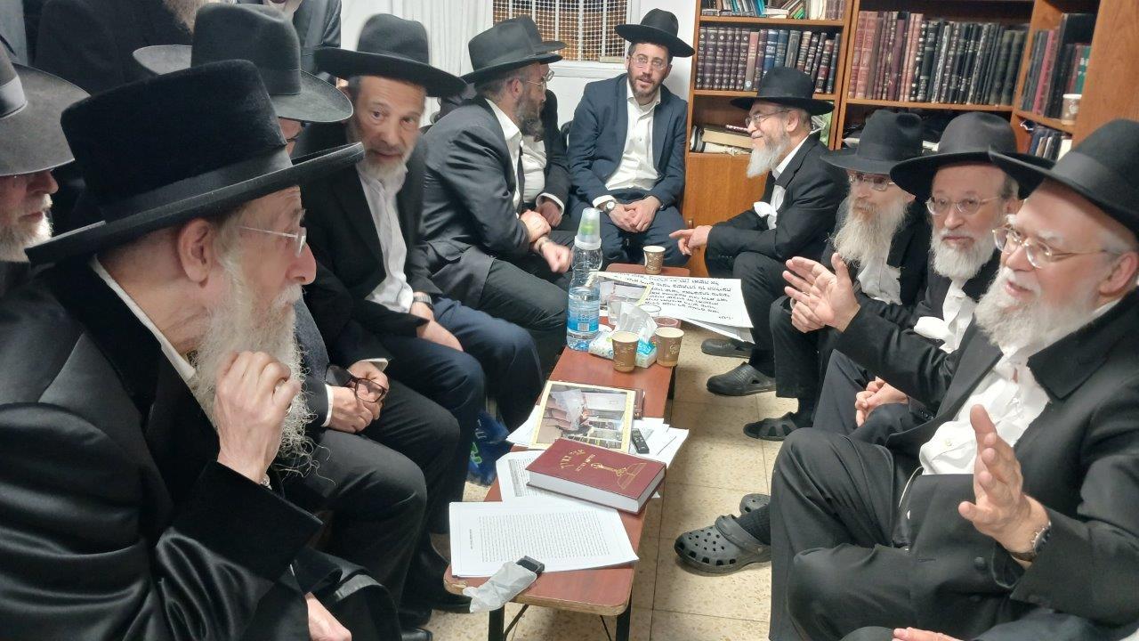 ניחום אבלים בבית אצל בני הגאון רבי אברהם אלטמן זצ''ל