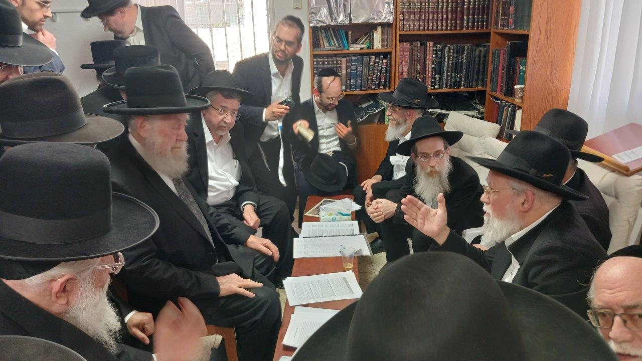 ניחום אבלים בבית אצל בני הגאון רבי אברהם אלטמן זצ''ל