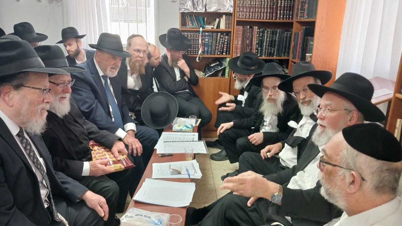 ניחום אבלים בבית אצל בני הגאון רבי אברהם אלטמן זצ''ל