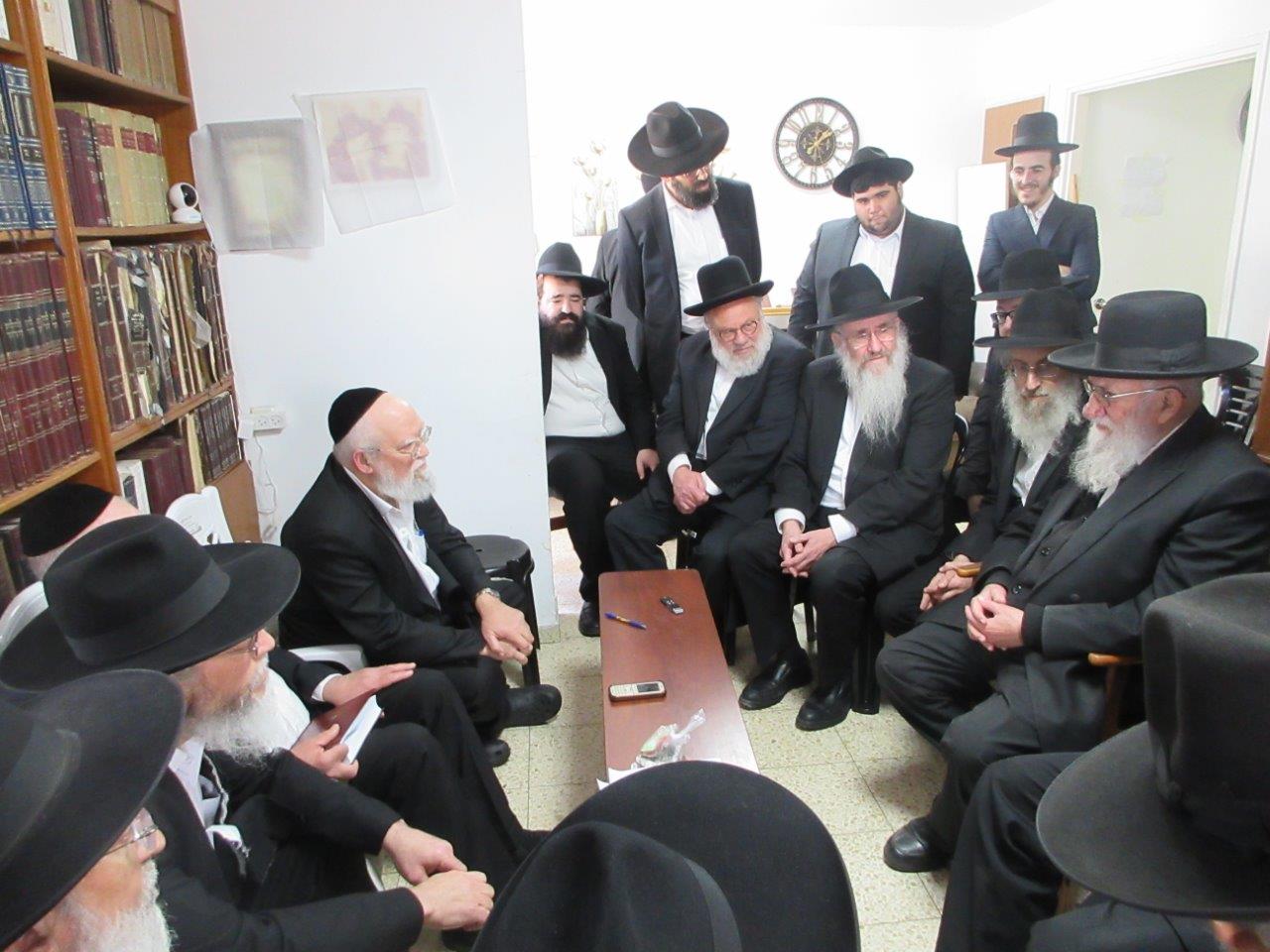 ניחום אבלים בבית אצל בני הגאון רבי אברהם אלטמן זצ''ל