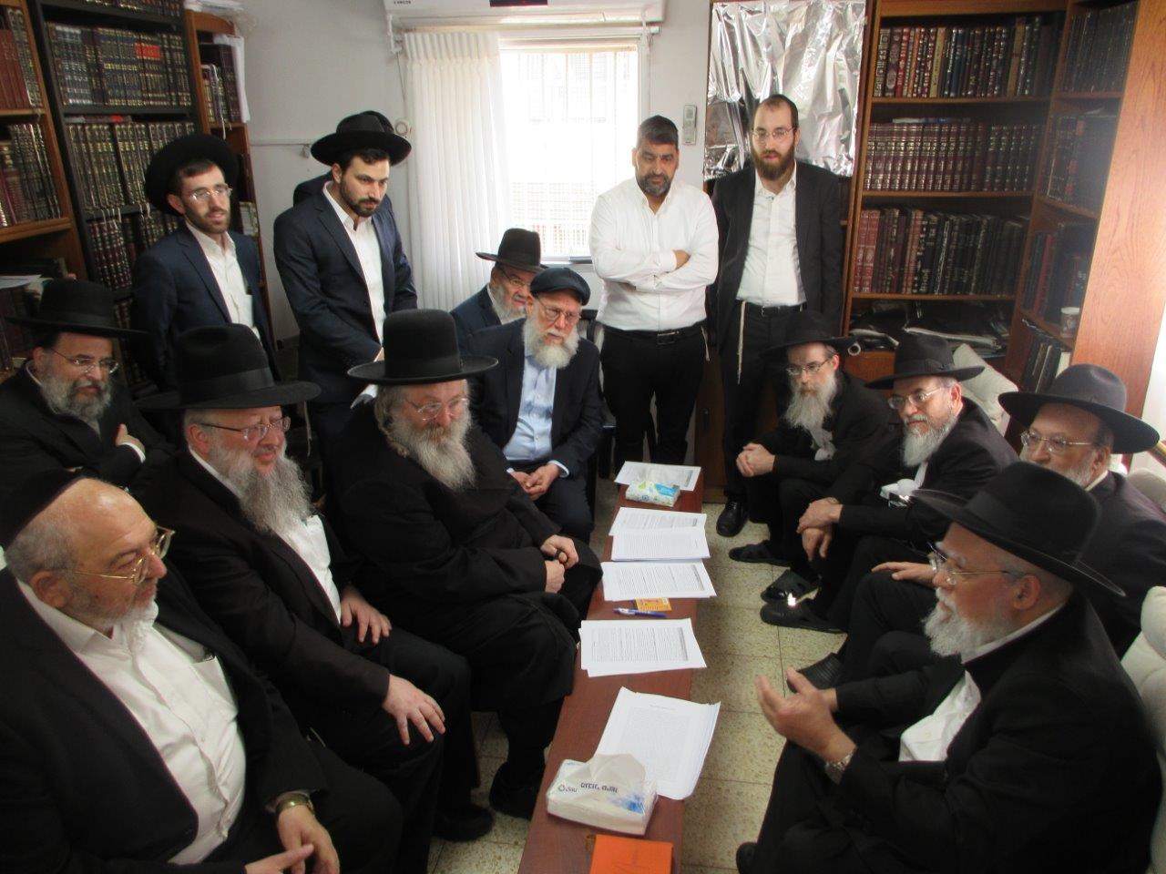 ניחום אבלים בבית אצל בני הגאון רבי אברהם אלטמן זצ''ל