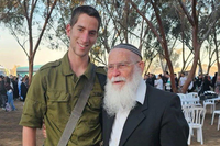 הלוחם מתי פרל הי״ד עם הרב אליקים לבנון, שבועות ספורים לפני נפילתו 