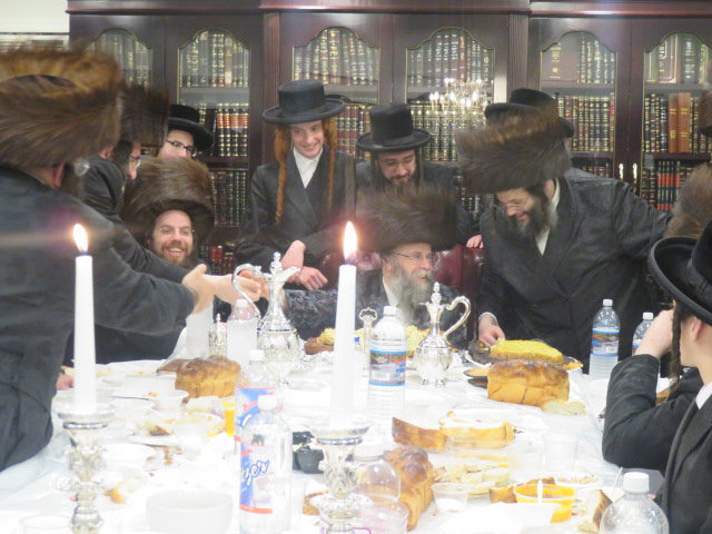 האדמו''ר מקרעטשניף סיגעט ווילאמסבורג במוצ"ש במונורו