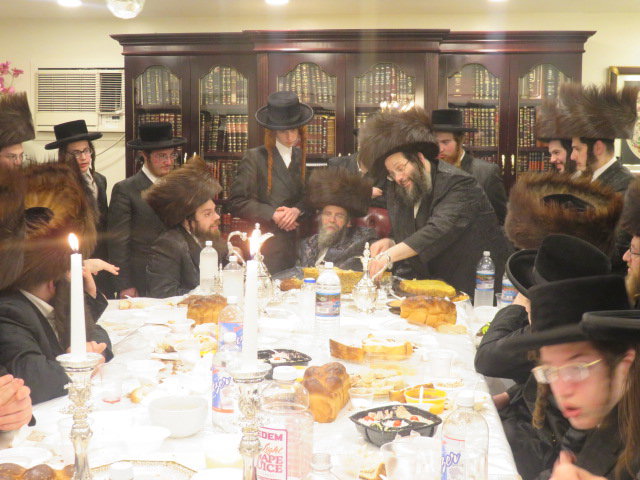 האדמו''ר מקרעטשניף סיגעט ווילאמסבורג במוצ"ש במונורו