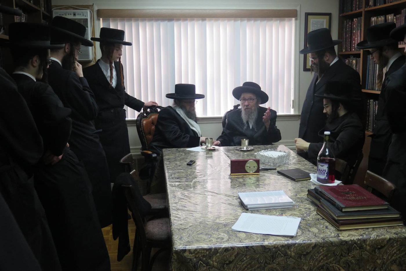 האדמו''ר מקרעטשניף סיגעט בביקור אצל הגר"ג ברקוביץ