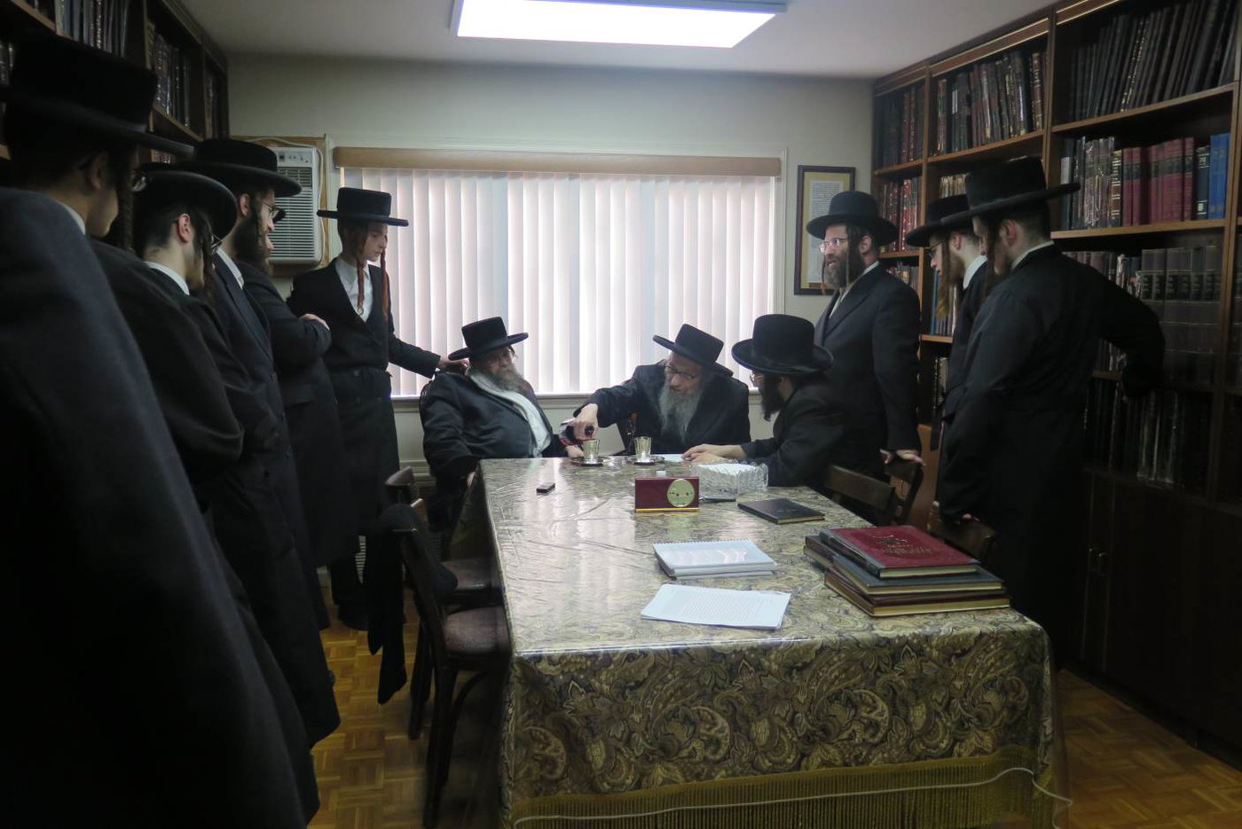 האדמו''ר מקרעטשניף סיגעט בביקור אצל הגר"ג ברקוביץ