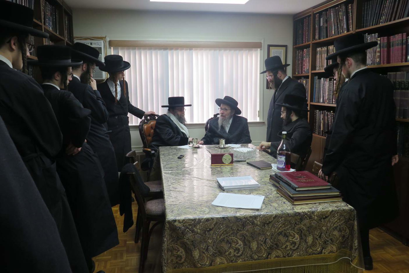 האדמו''ר מקרעטשניף סיגעט בביקור אצל הגר"ג ברקוביץ