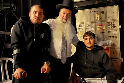 מול 1,000 איש: הרב יגאל כהן עצר את השיעור וחיזק את שני הלוחמים שנפצעו | תיעוד