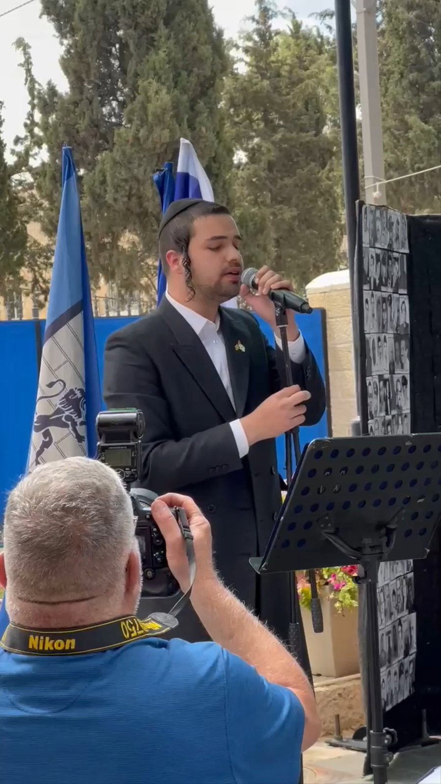 מוטי כהן מרגש בשירתו ביום הזיכרון
