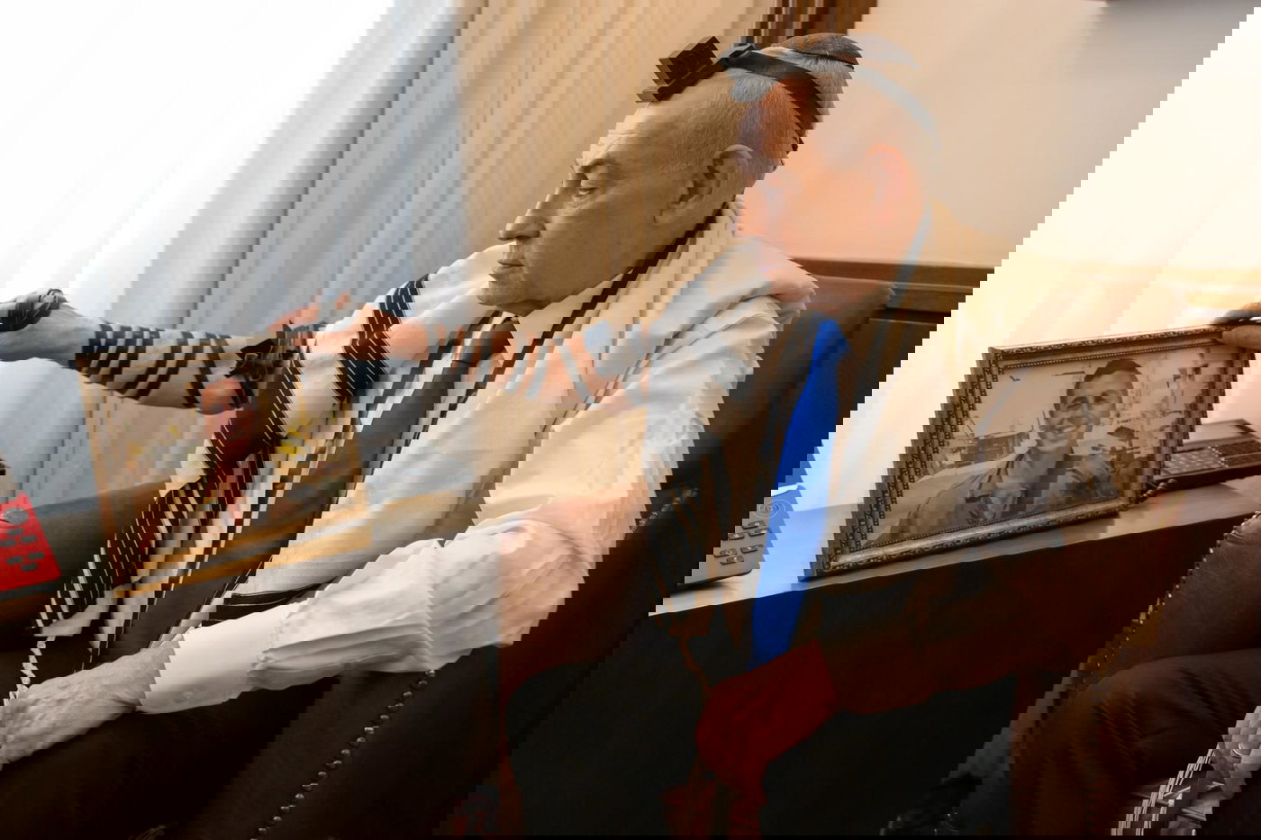 רה"מ נתניהו מניח תפילין, הבוקר