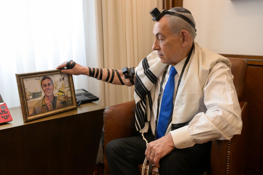 רה"מ נתניהו מניח תפילין, הבוקר