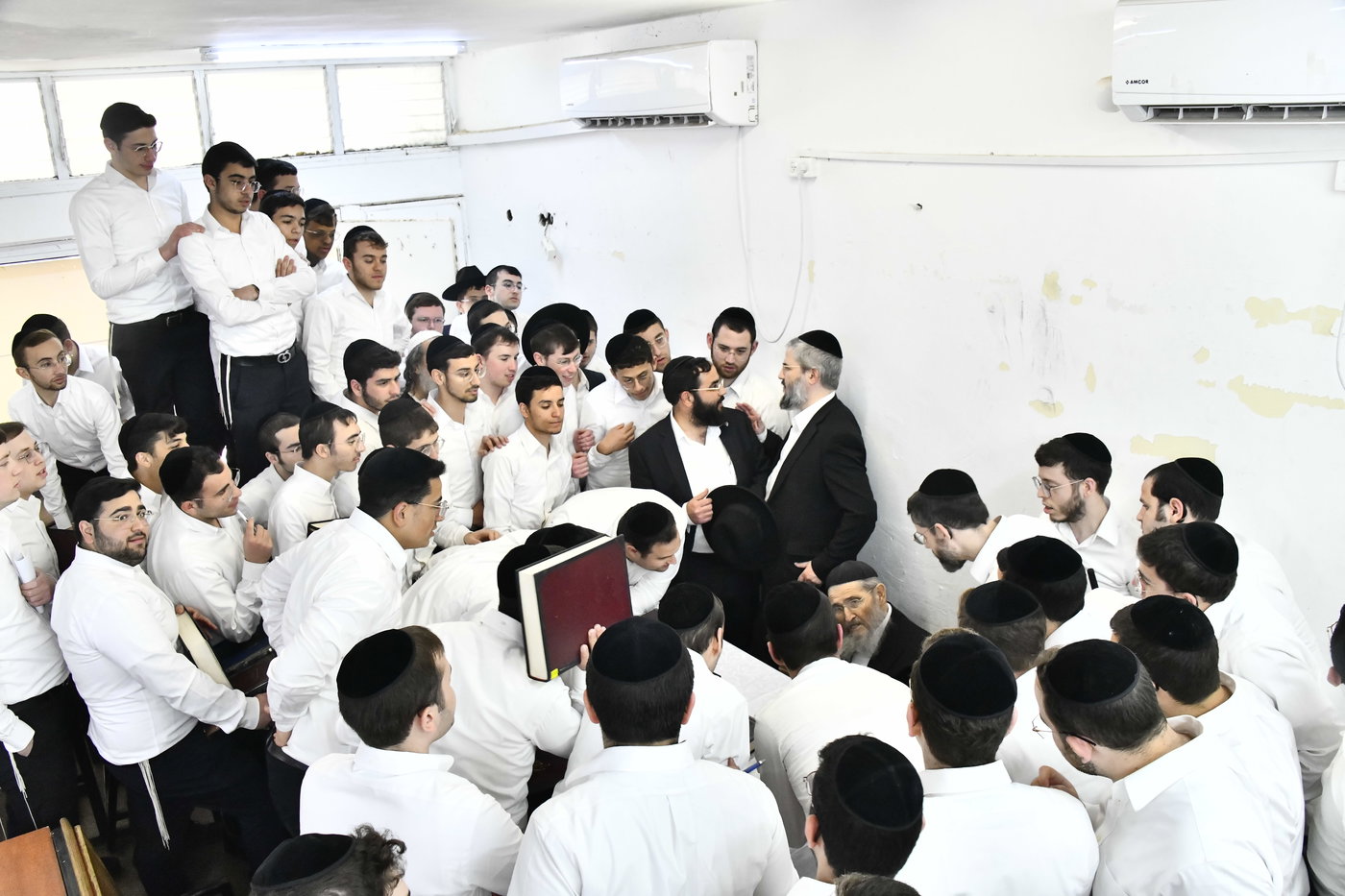 הגאון רבי יצחק הקר בישיבת גרודנא