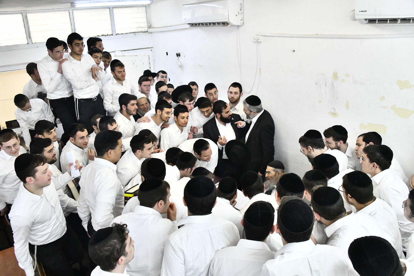 הגאון רבי יצחק הקר בישיבת גרודנא