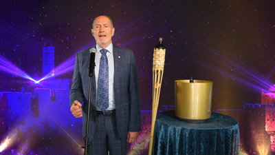 השגריר עזרא כהן העלה את "משואת המורשת והמופת" • צפו