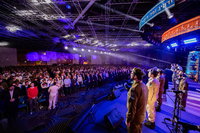 הקהל מכבד את זכר הנופלים במעמד הנדיר