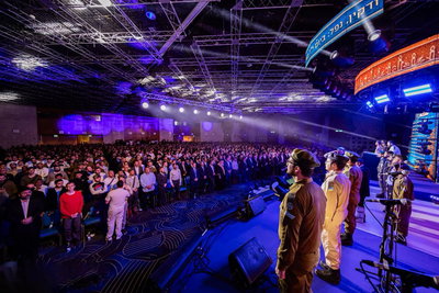 הקהל מכבד את זכר הנופלים במעמד הנדיר