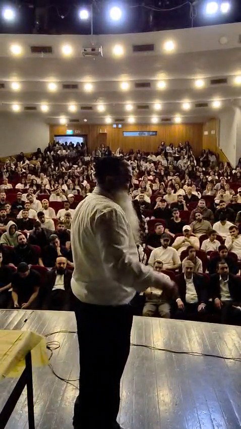 הרב יגאל כהן מחזק את הלוחמים שנפצעו