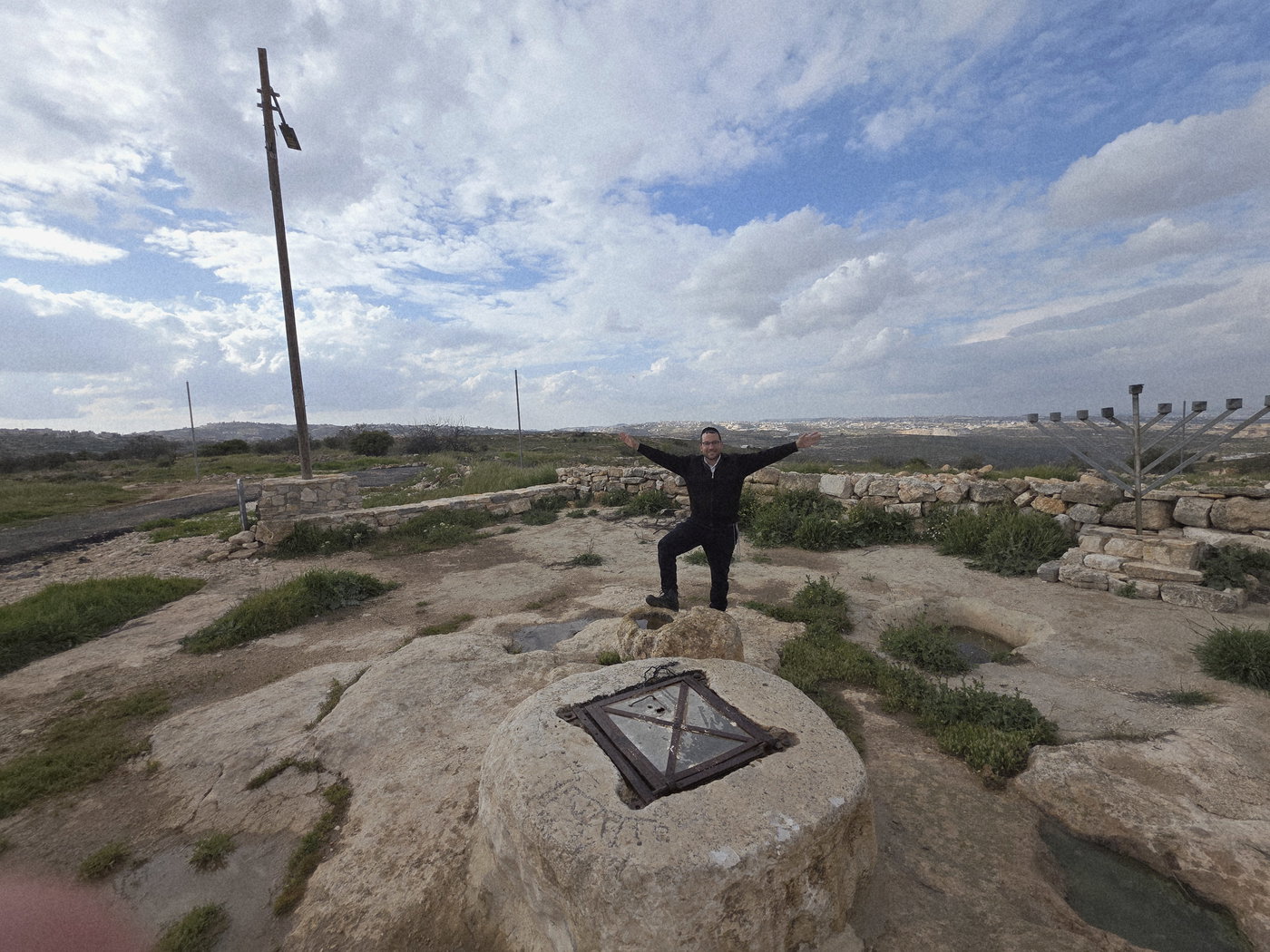 ישראל שפירא מטייל בגוש עציון