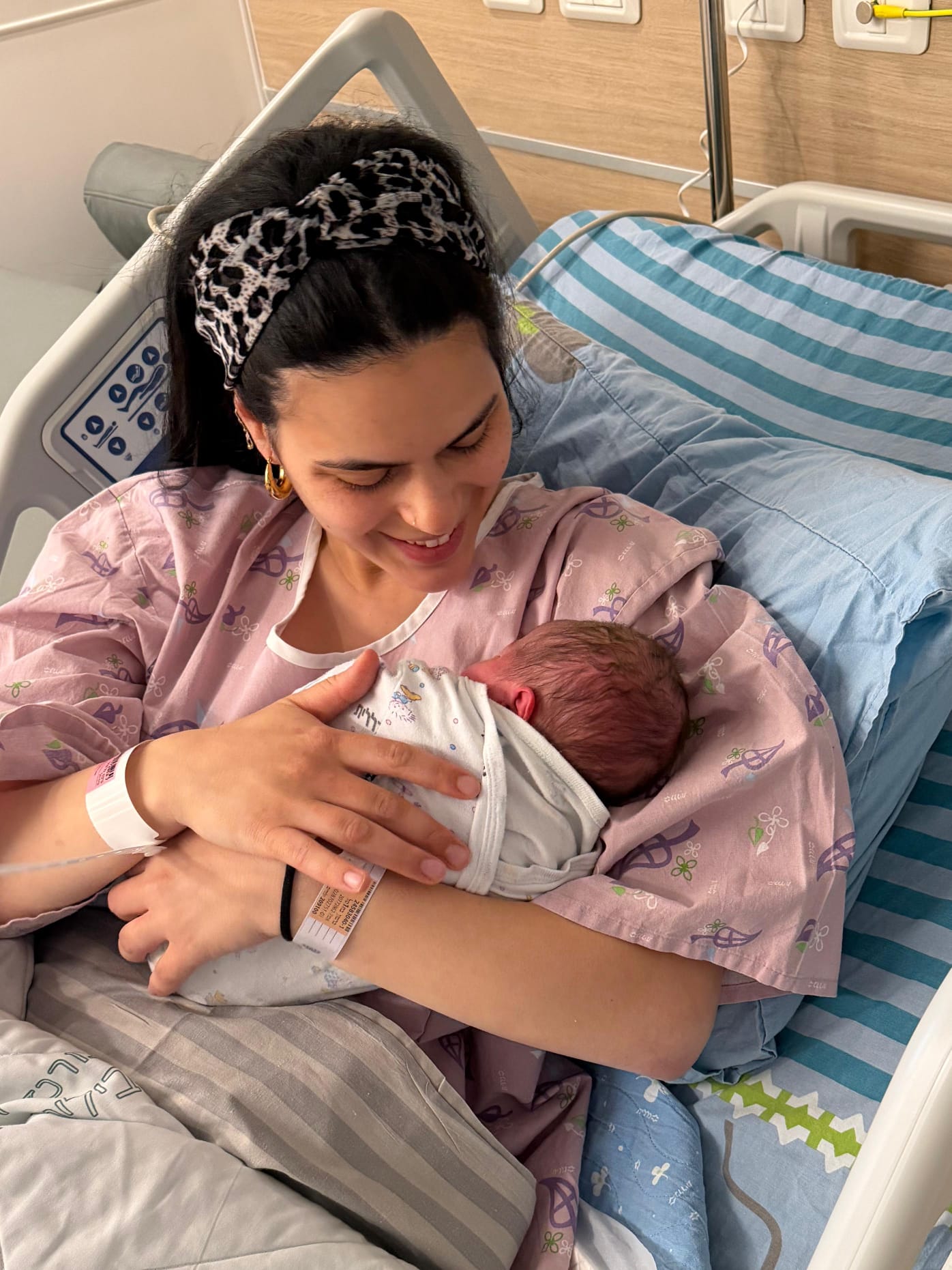 היולדת היום, עם התינוק החדש. מזל טוב!