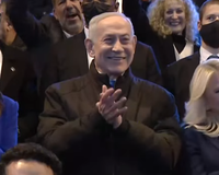 נתניהו עם השפ"צ מתחת מעיליו