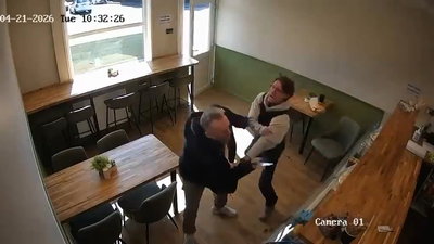 תיעוד מפחיד מבריטניה: נכנס למסעדה - ודקר אדם שישב לאכול - כך הסתיים האירוע