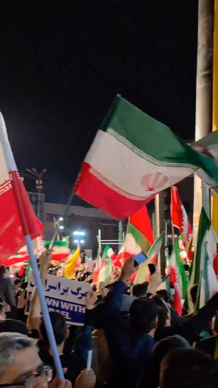 האיראנים "חוגגים עם טילים" בכיכרות בטהרן