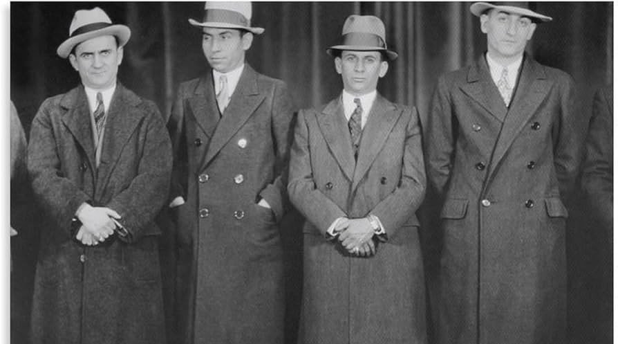 מאייר לנסקי לצד צ'ארלס לאקי לוצ'יאנו - ממייסדי המאפייה הניו יורקית 