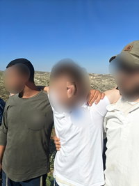 לינץ' מזעזע: עשרות פורעים תקפו קבוצת מטיילים מקרוב בסלעים ואבנים