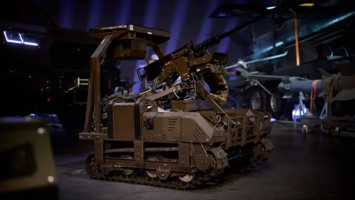 תמונה של רכב קרקעי בלתי מאויש אוקראיני שצולמה במהלך יום יצרני הנשק באוקראינה. 