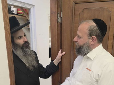 לייזר היימן סמנכ"ל וראש חטיבת מתנדבים ותפעול באיחוד הצלה והרב מנדל רובין מהכנסת אורחים המרכזית רבי ישעי'לעס הויז בקרעסטיר מסכמים את הובלת האבטחה הרפואית