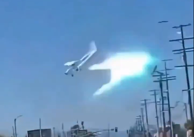 מתח גבוה: טייס כבן 70 פגע בקווי חשמל והתרסק לתוך הבניינים