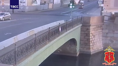 תיעוד מטורף מרוסיה: רכב פוגע בהולך רגל, נופל לנהר - הנהג מצליח להחלץ