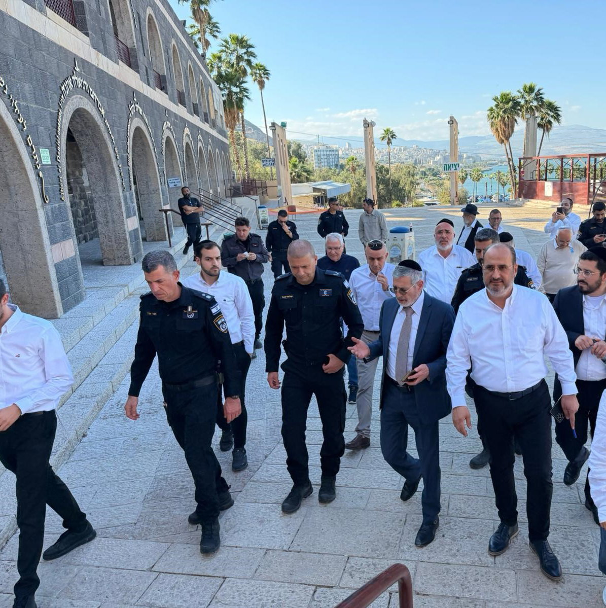 בכירי המשרד לשירותי דת וכוחות ההצלה והביטחון בסיור מקיף במתחם ציון רבי מאיר בעל הנס 