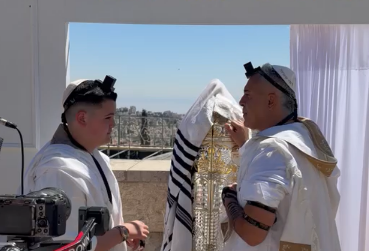 באיחור של שלושים שנה: הזמר משה פרץ חגג בר מצווה | צפו