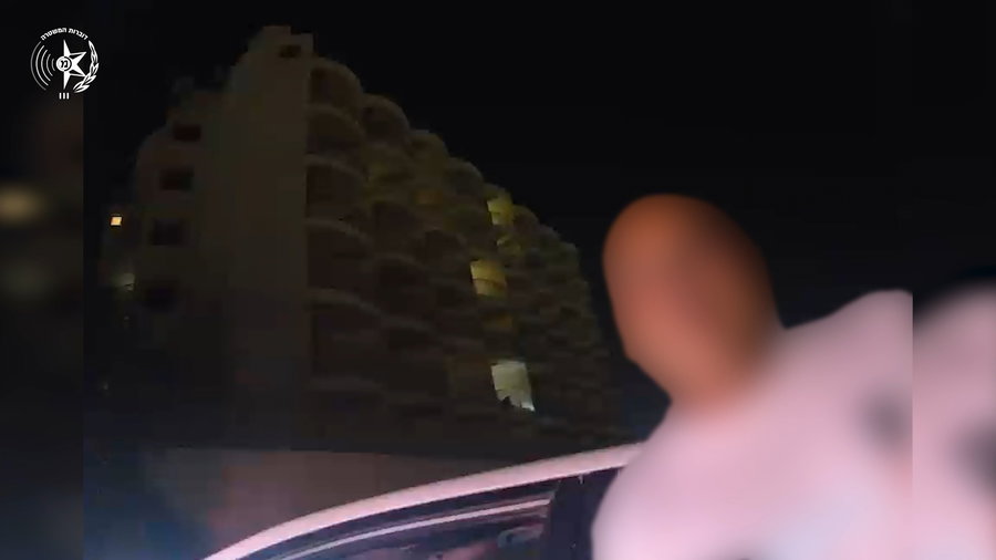 הנהג עם השוטר | צפו