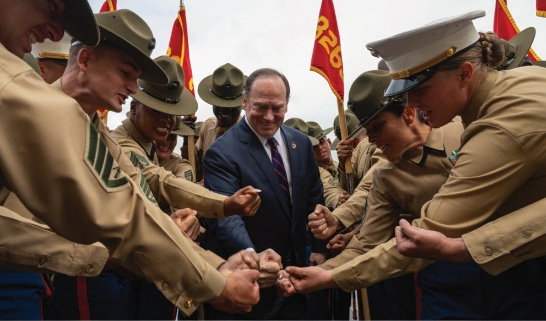 ג'ון פלן עם חיילים